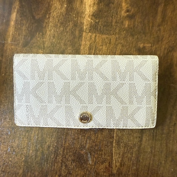 👜 Michael Kors Bi-Fold Wallet - Picture 1 of 6